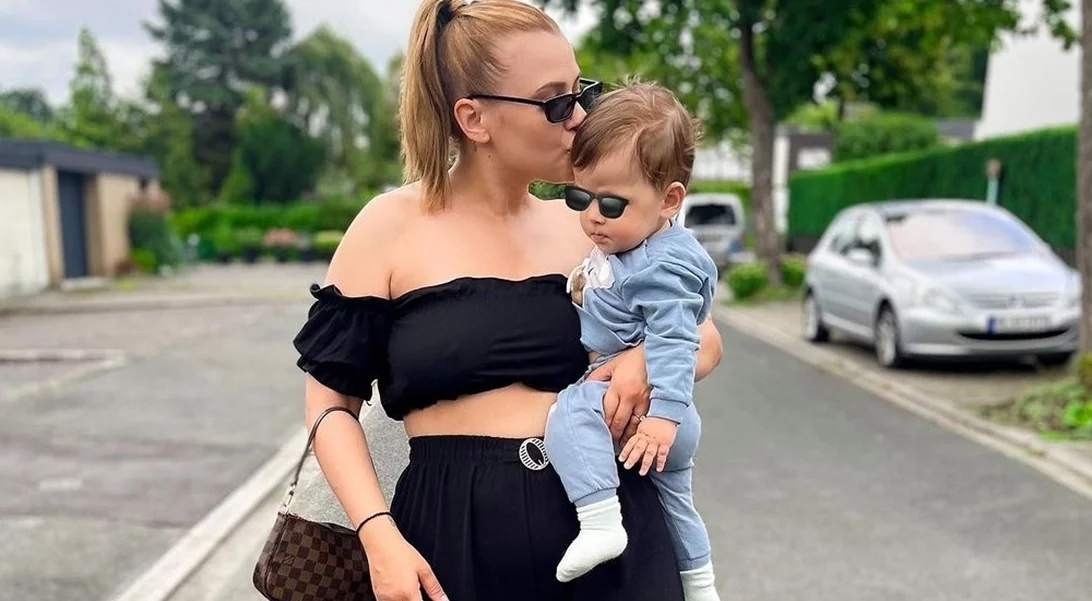 Η Λάουρα Νάργες σε μια άκρως τρυφερή φωτογραφία με τον γιο της