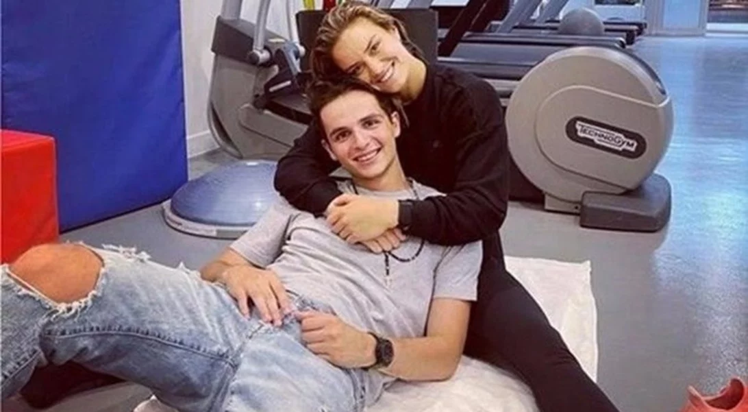 Μαρία Σάκκαρη-Κωνσταντίνος Μητσοτάκης | Ποζάρουν αγκαλιά και δείχνουν φουλ ερωτευμένοι