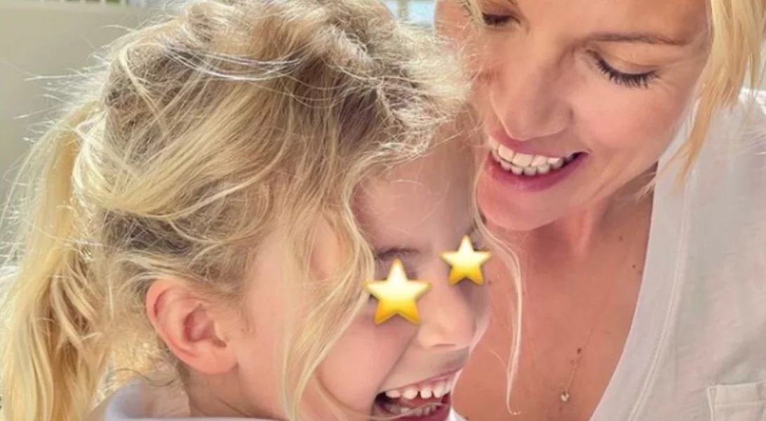 Μπιάνκα Κρασσά | Η πανύψηλη κόρη της Βίκυς Καγιά ποζάρει στην παραλία σαν σωστό μοντέλο