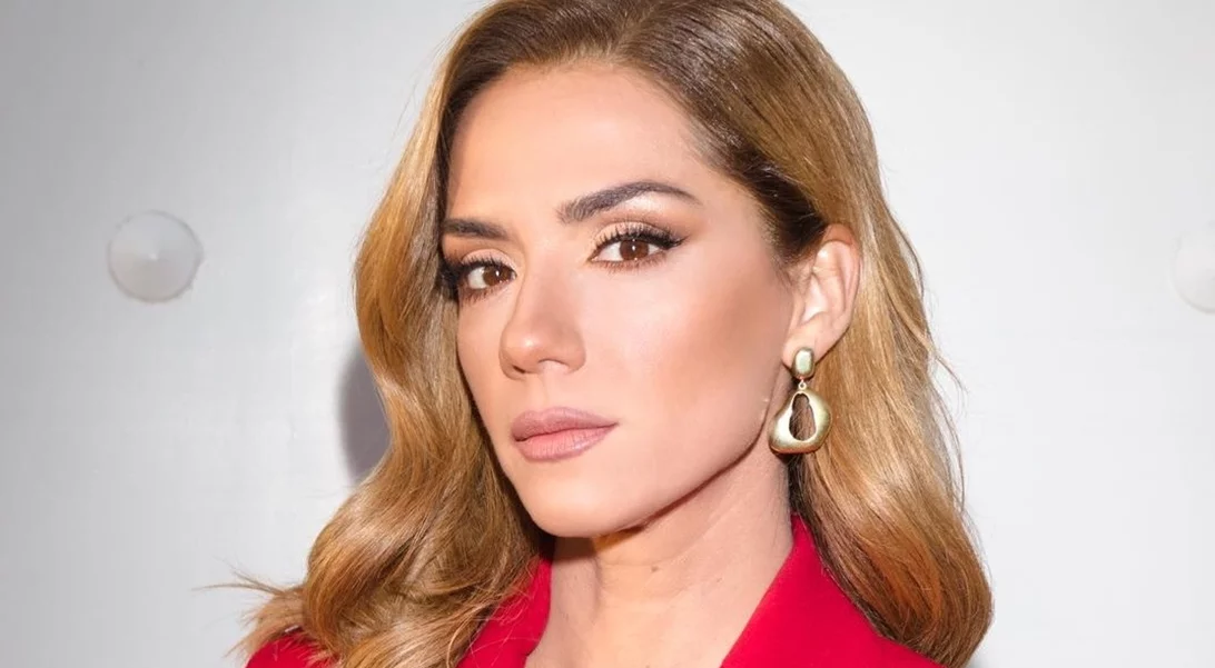 Η Βάσω Λασκαράκη φόρεσε την σκιά που χαρίζει "βάθος" στα καστανά μάτια