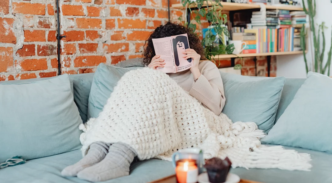 5 cozy κουβέρτες για τέλειο χουχούλιασμα στον καναπέ