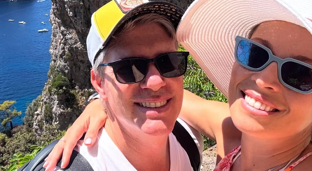 Μαριέττα Χρουσαλά | Χέρι-χέρι με τον Λέοντα Πατίτσα στα σοκάκια της Μυκόνου