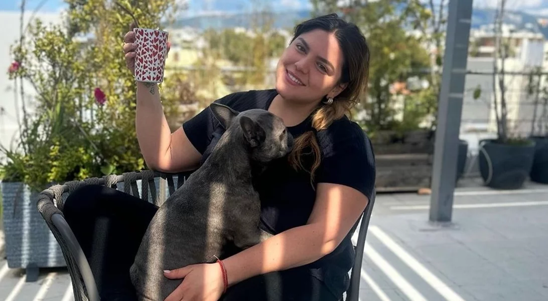 Η σωστή Κυριακή | Η Δανάη Μπάρκα χαλαρώνει στην καταπράσινη βεράντα της στην εντυπωσιακή βεράντα της