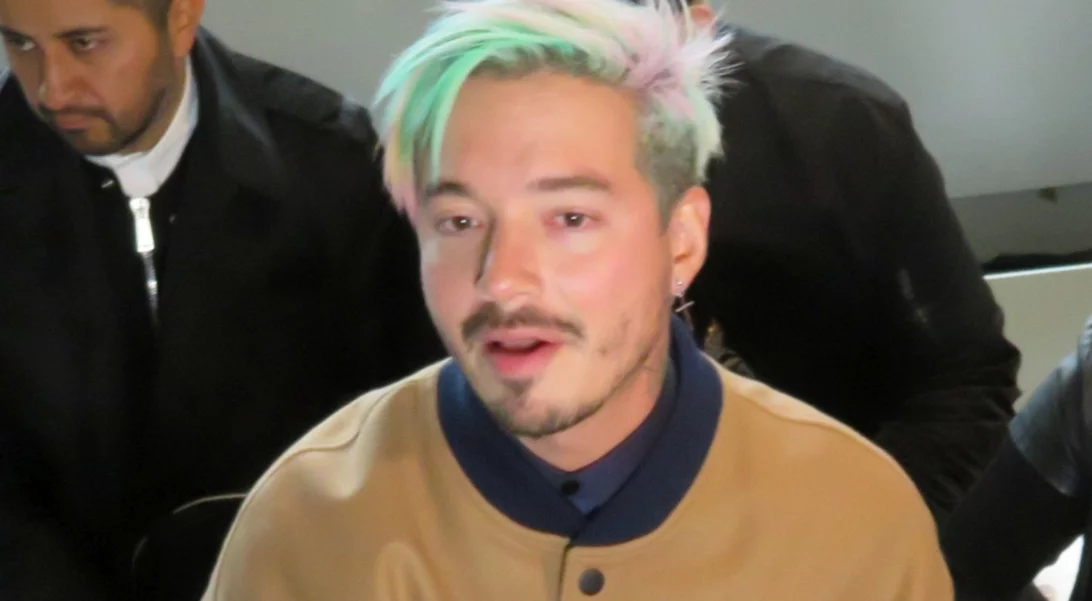 J Balvin και Padma Lakshmi στο ειδικό αφιέρωμα του "Nick News" για τη μετανάστευση