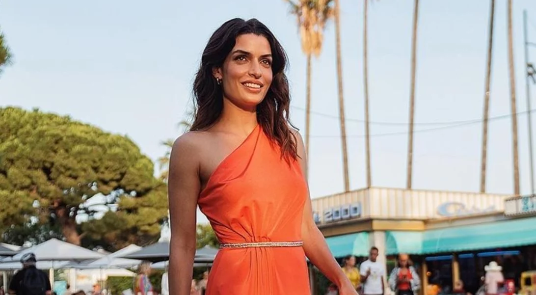 Η Τόνια Σωτηροπούλου προτείνει το ιδανικό πανωφόρι για τις βραδινές εξόδους του φθινοπώρου