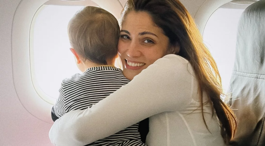 Μαίρη Συνατσάκη – Ίαν Στρατής | Tο πρώτο τους αεροπορικό ταξίδι με την μικρή Ολίβια – Οι τρυφερές φωτογραφίες