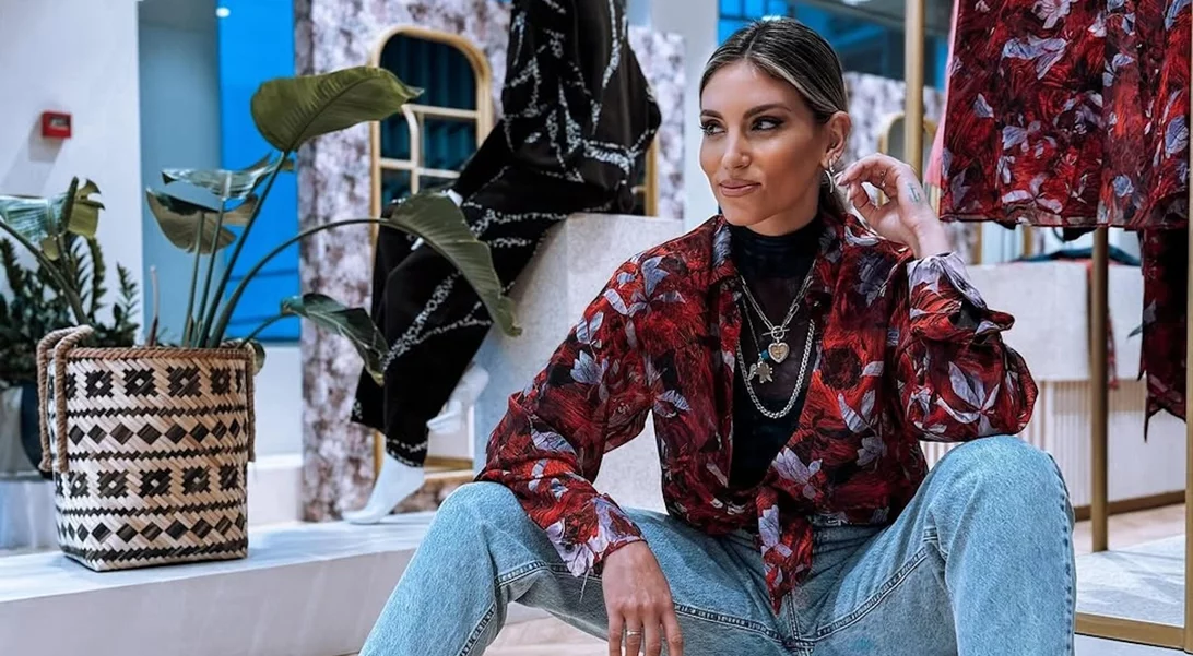 Αθηνά Οικονομάκου | Ο ανατρεπτικός συνδυασμός της με pied de poule σύνολο, lace πουκάμισο και καλσόν με σχέδια