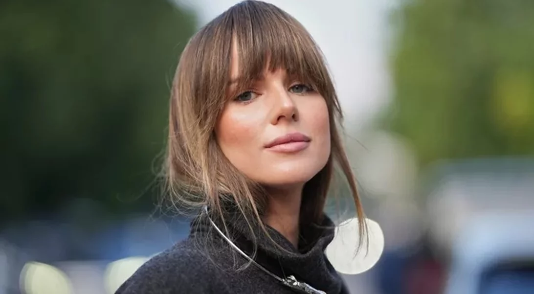 Αυτό το κούρεμα με αφέλειες καμουφλάρει μοναδικά ρυτίδες και κούραση στα μάτια