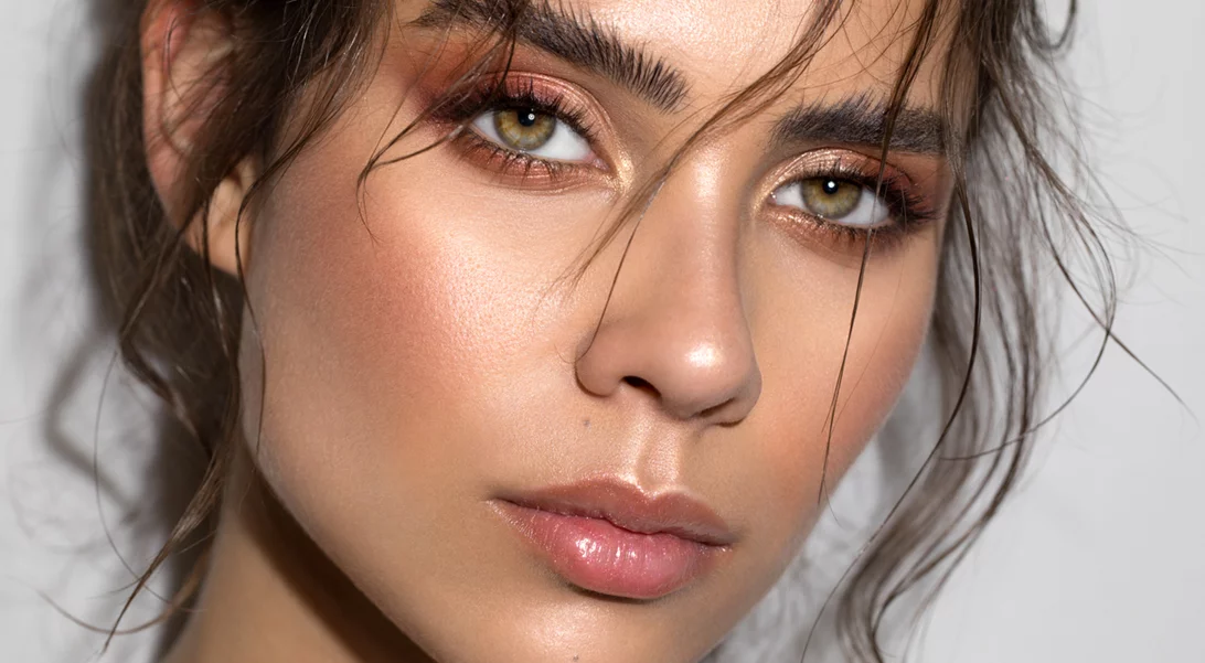 "Glassy" eyes, dewy επιδερμίδα, monochromatic looks και άλλα makeup trends της φετινής άνοιξης