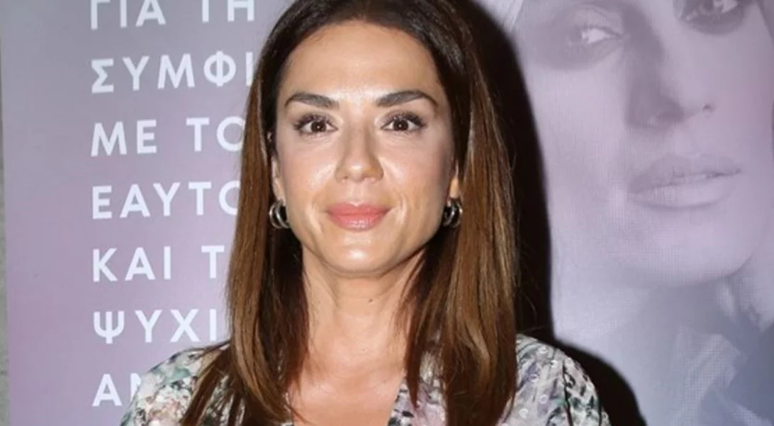 Η Βάσω Λασκαράκη με ανανεωμένη διάθεση σε παρουσίαση βιβλίου - Με summer mules