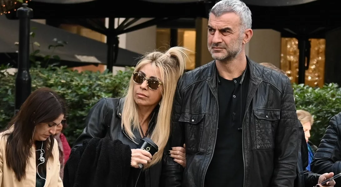 Η Βικτώρια Δέλλα στην πρώτη δημόσια εμφάνιση με τους γονείς της, Τραΐανο Δέλλα και Γωγώ Μαστροκώστα