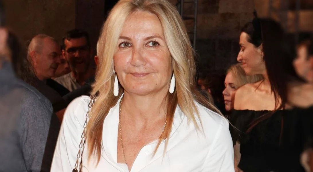 Η Μαρέβα Μητσοτάκη στο Ηρώδειο | Η ιριδίζουσα φούστα παρεό απογείωσε το σύνολό της