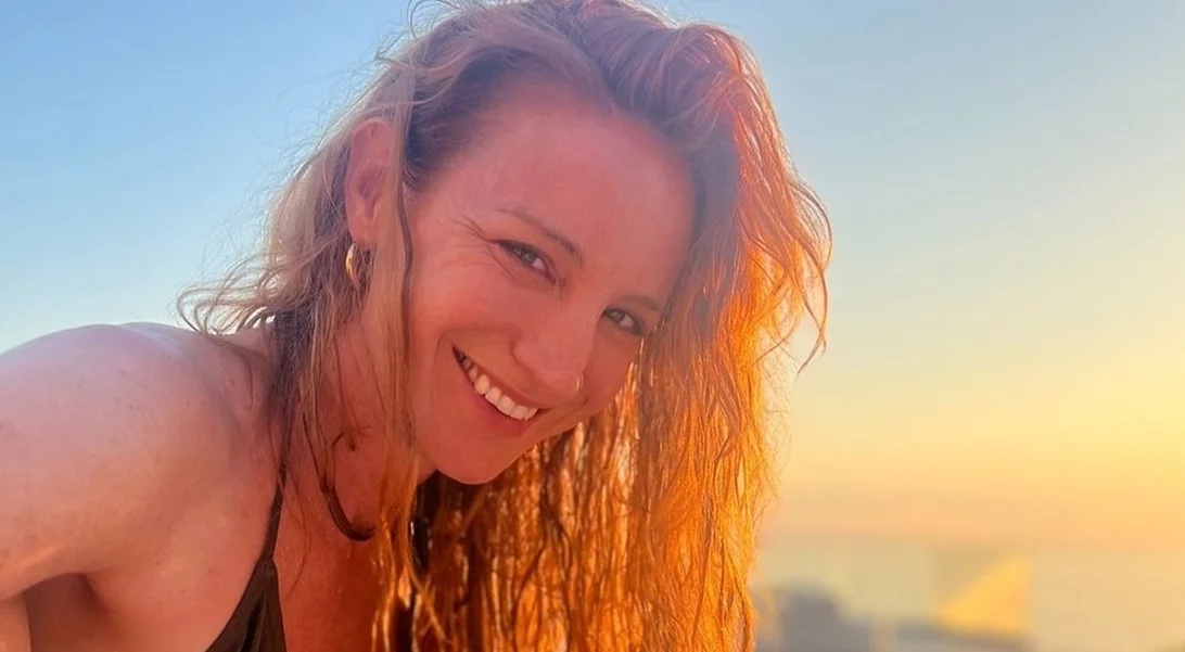 Στεφανία Γουλιώτη | Ποζάρει με το μαύρο μπικίνι της στο ηλιοβασίλεμα