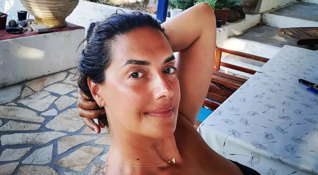 Η Νόνη Δούνια με κολακευτικό μαύρο μπικίνι | Έκανε το πρώτο μπάνιο στη θάλασσα την Πρωτομαγιά