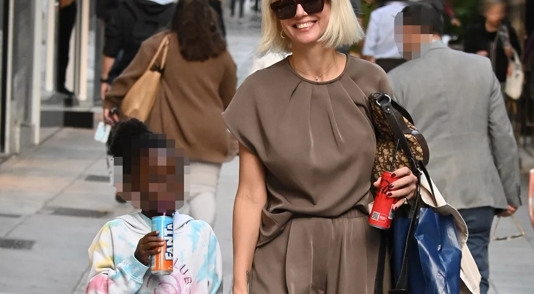 Mother & daughter goals | Η Χριστίνα Κοντοβά και η κόρη της με τέλεια outfits στο κέντρο της Αθήνας