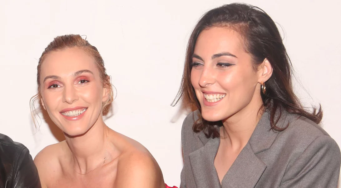 Τάμτα - Πάρις Κασιδόκωστας | Μαζί στη Μύκονο - Με ροζ μαλλιά και αμακιγιάριστη η τραγουδίστρια