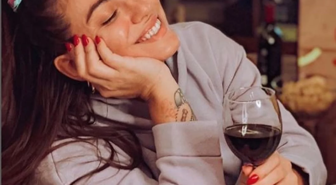 Ευρυδίκη Βαλαβάνη | Ανοίγει το ζεστό διαμέρισμά της - Η γωνιά με το τζάκι του σπιτιού