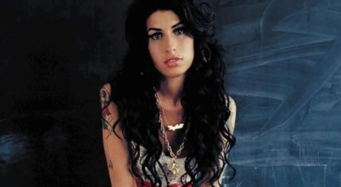 Δικαστική διαμάχη μεταξύ του πατέρα της Amy Winehouse και φίλων της, που πούλησαν τα φορέματά της