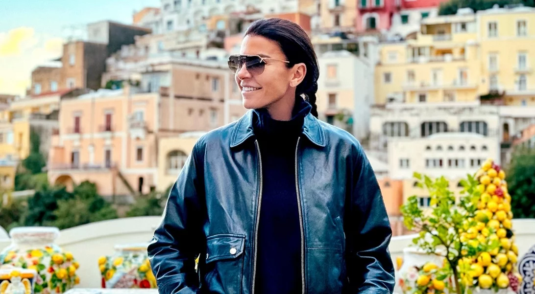 Η Μαρίνα Βερνίκου με total denim σύνολο και ασημί metallic τσάντα στους δρόμους του Λονδίνου