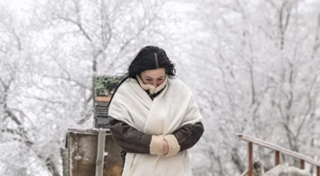 Σε εξέλιξη η ψυχρή εισβολή με χιόνια, τσουχτερό κρύο και θυελλώδεις ανέμους -Νέα επιδείνωση από το βράδυ της Τρίτης