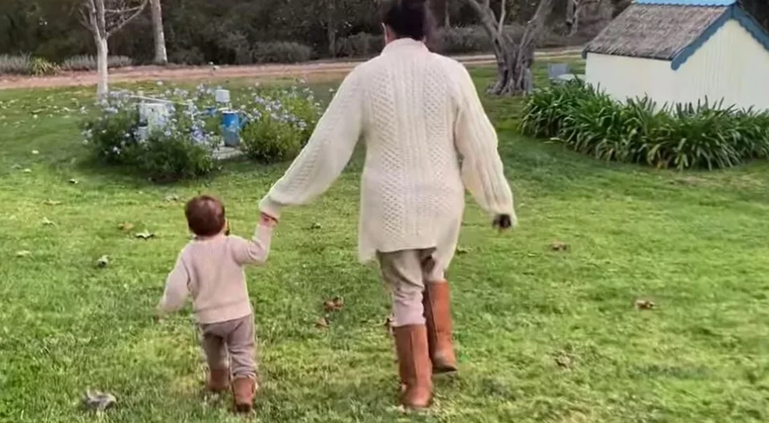 Τι αλλάζει για τον Archie και τη Lilibet σε περίπτωση που ο παππούς τους παραιτηθεί από το θρόνο;