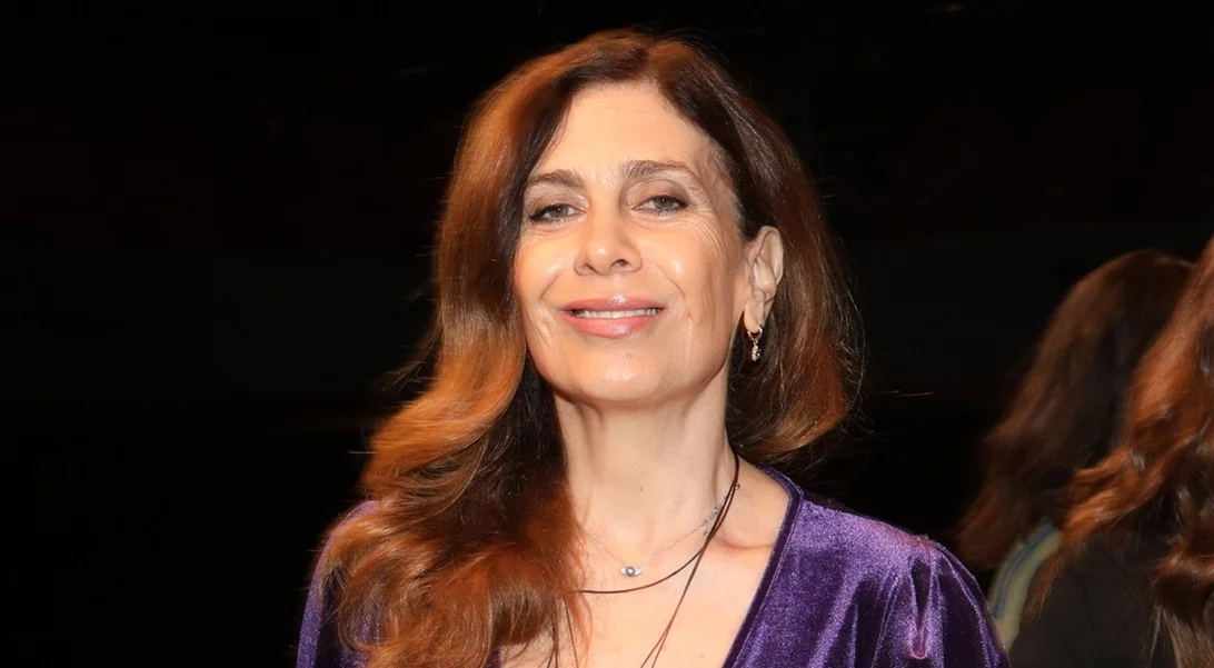 Κατερίνα Διδασκάλου | Με κομψό σύνολο και καπέλο σε βραδινή της έξοδο