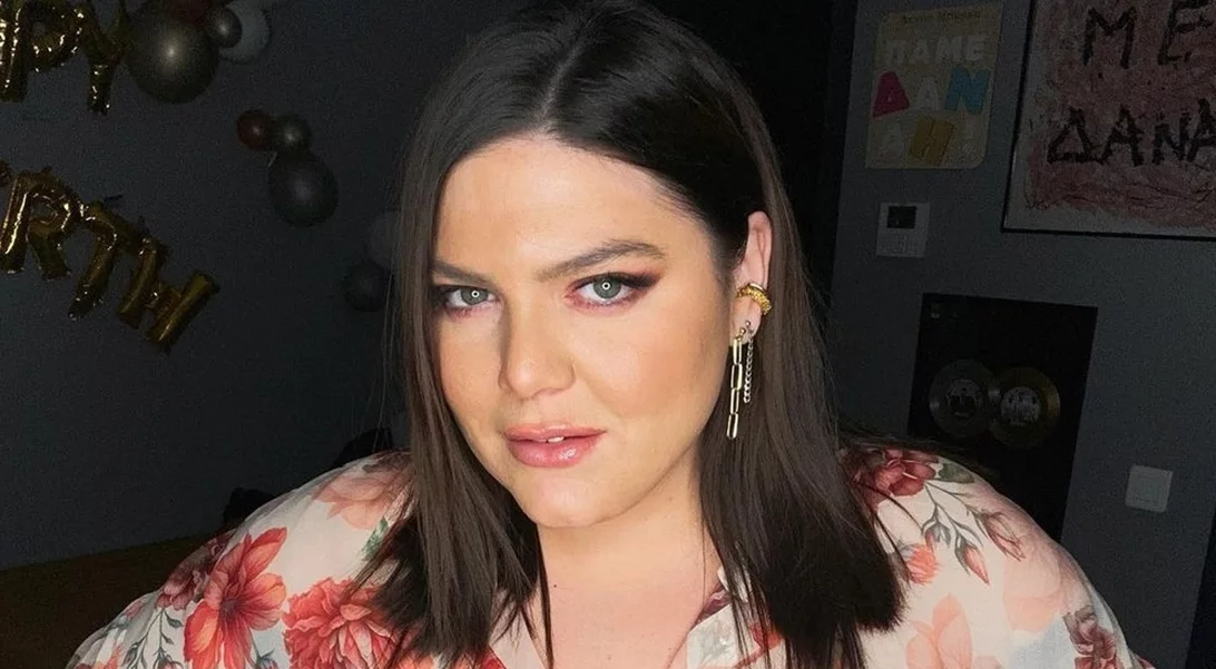 Ξανθιά και με πιο μακριά μαλλιά από ποτέ η Δανάη Μπάρκα | Δες την ανανεωμένη εμφάνισή της