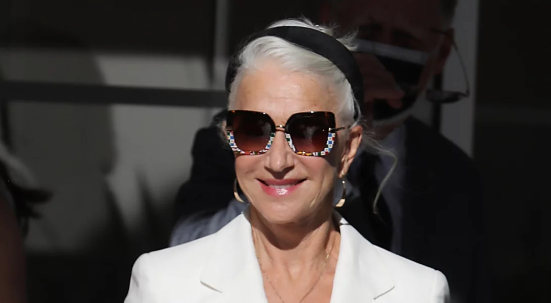 Κάντο όπως η Helen Mirren | Πώς θα φορέσεις κομψά ένα φούτερ μετα τα 60