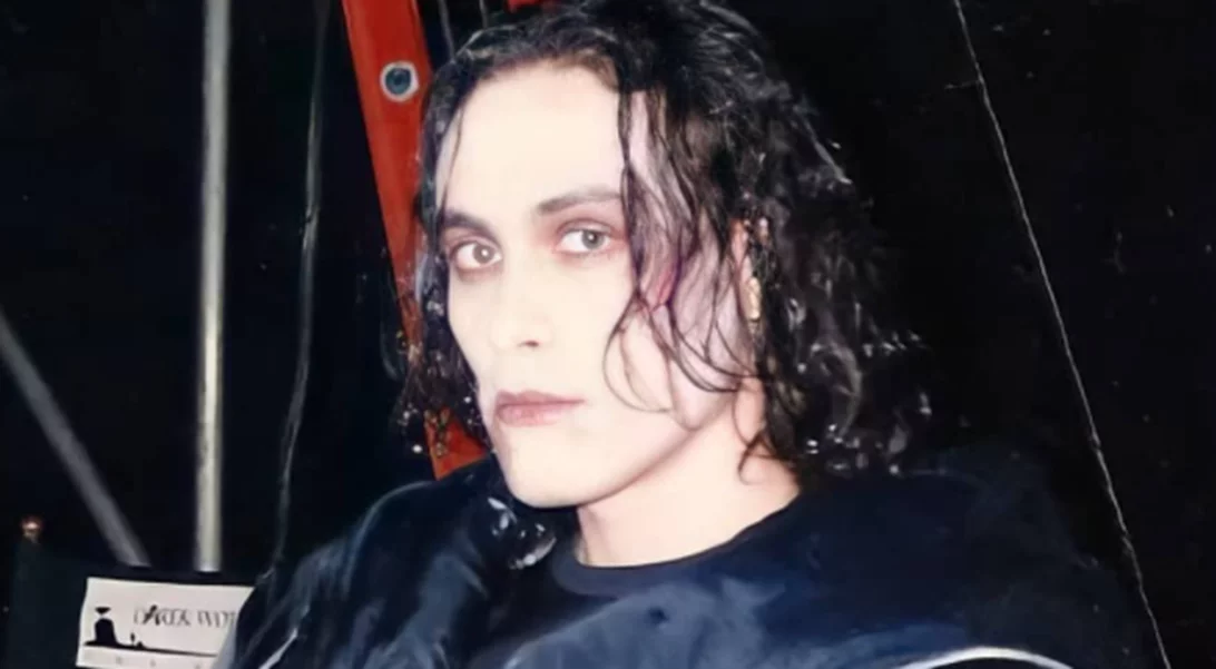 Brandon Lee | Η αρραβωνιαστικιά του ηθοποιού σπάει τη σιωπή της 28 χρόνια μετά τον θάνατό του με αφορμή το ατύχημα στα γυρίσματα του Rust