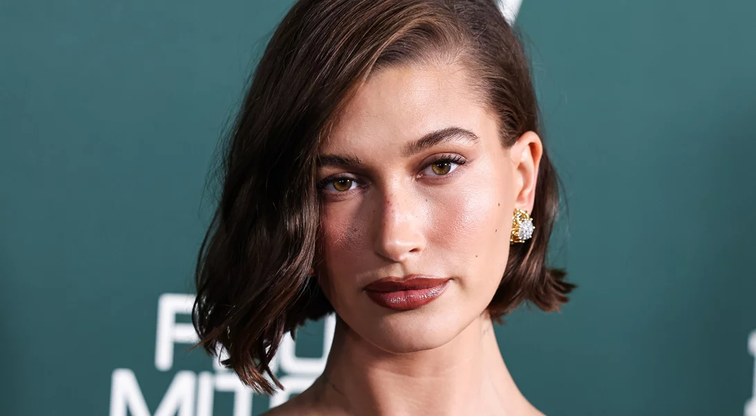 H Hailey Bieber αποκαλύπτει ότι πάσχει από περιστοματική δερματίτιδα | Τι είναι και πώς την αντιμετωπίζει