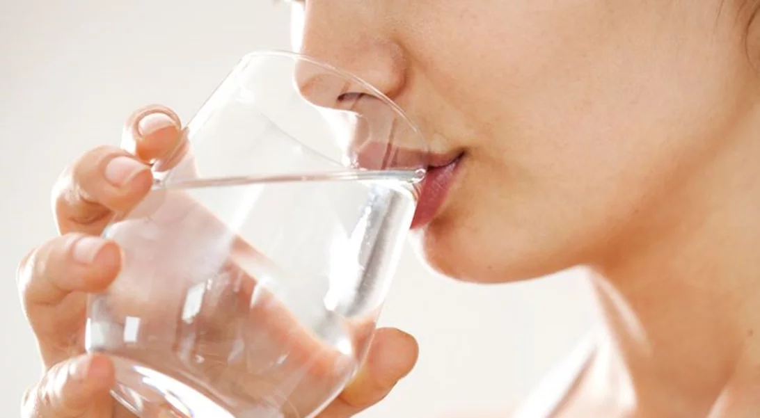 Φάκελος Αφυδάτωση | Γιατί συμβαίνει, τα συμπτώματα, το χρώμα των ούρων και η σχέση της με την κατακράτηση υγρών