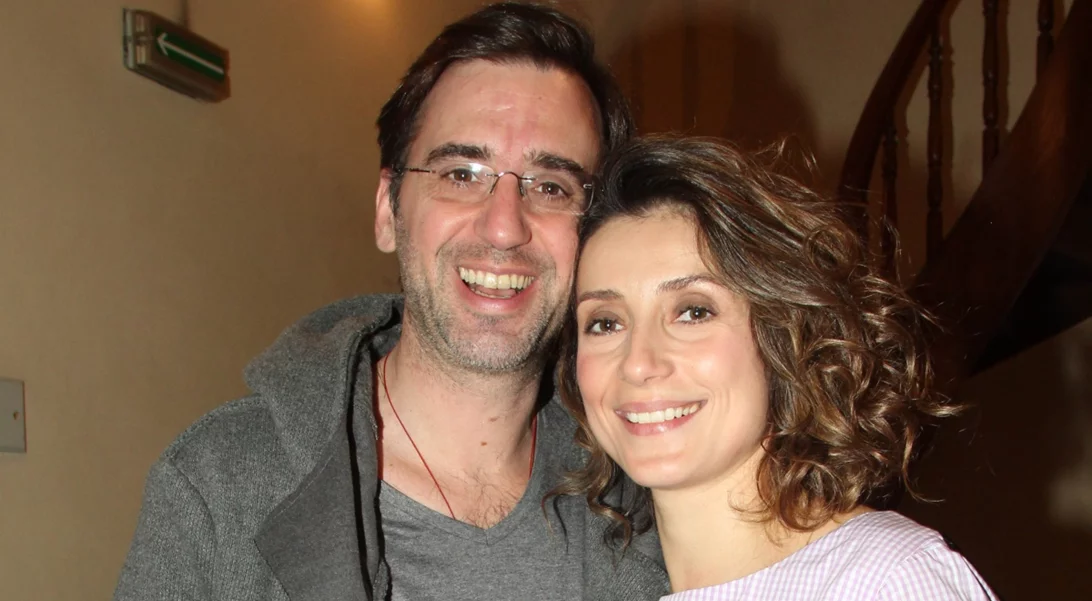 Mε maxi black dress και τον Νικηφόρο Χαραγκιώνη στο πλευρό της | Η Ευδοκία Ρουμελιώτη στην avant premiere της σειράς "Τρομεροί Γονείς"