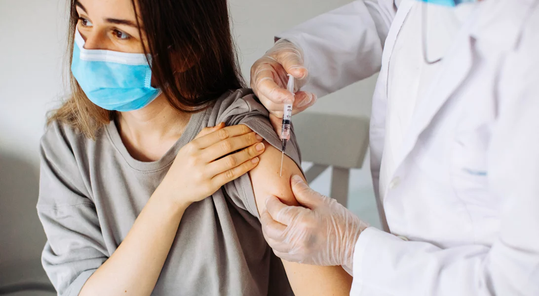 Βρετανία | Σκέψεις να μην γίνεται το εμβόλιο της AstraZeneca στους κάτω των 40 ετών