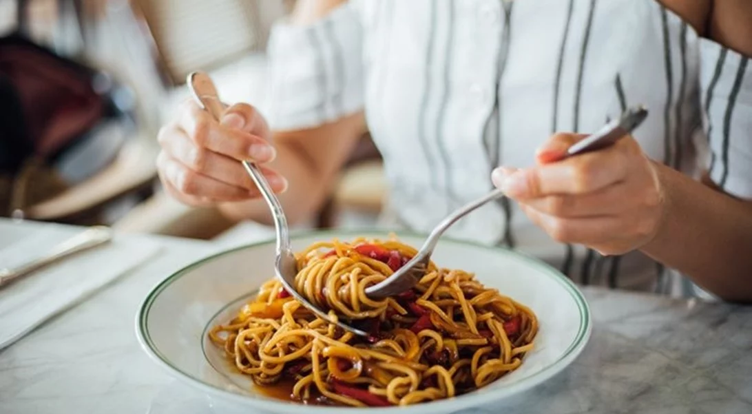 Πεινάς συνέχεια; Οι 6 ορμόνες που κρύβονται πίσω από την όρεξή σου