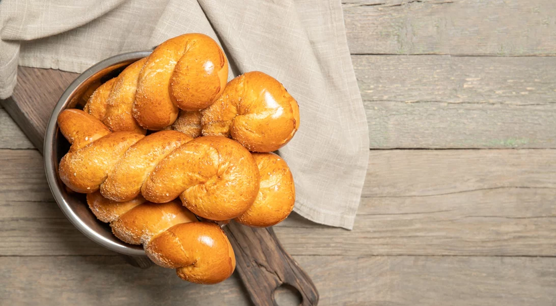 Πασχαλινά κουλουράκια | Η πανεύκολη συνταγή χωρίς μίξερ του Άκη Πετρετζίκη, για να μοσχομυρίσει το σπίτι