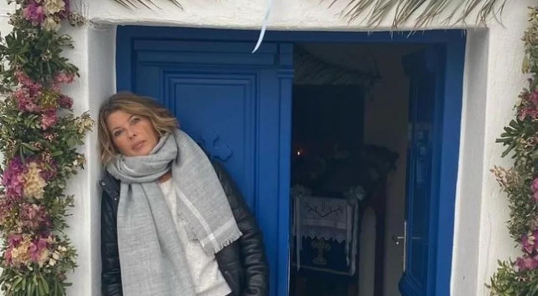 Σοφία Αλιμπέρτη | Στρώνει το τραπέζι στο σπίτι της στην Πάρο