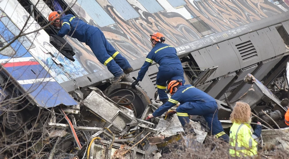 "Στάχτες πήρα και αποκαΐδια. Να αναγνωρίσω μια στάχτη;" Η τραγική μητέρα που έχασε το 5χρονο παιδί της και τον σύζυγό της στα Τέμπη