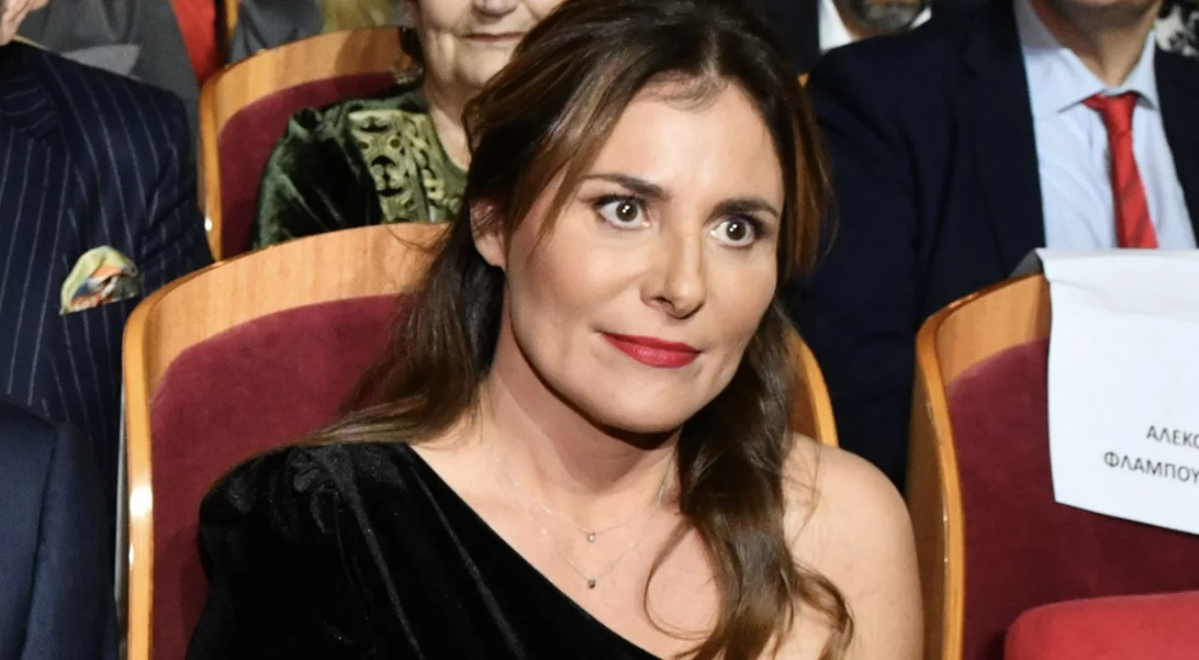 Η Μπέττυ Μπαζιάνα με βελούδινη one shoulder ολόσωμη φόρμα σε σπάνια εμφάνιση