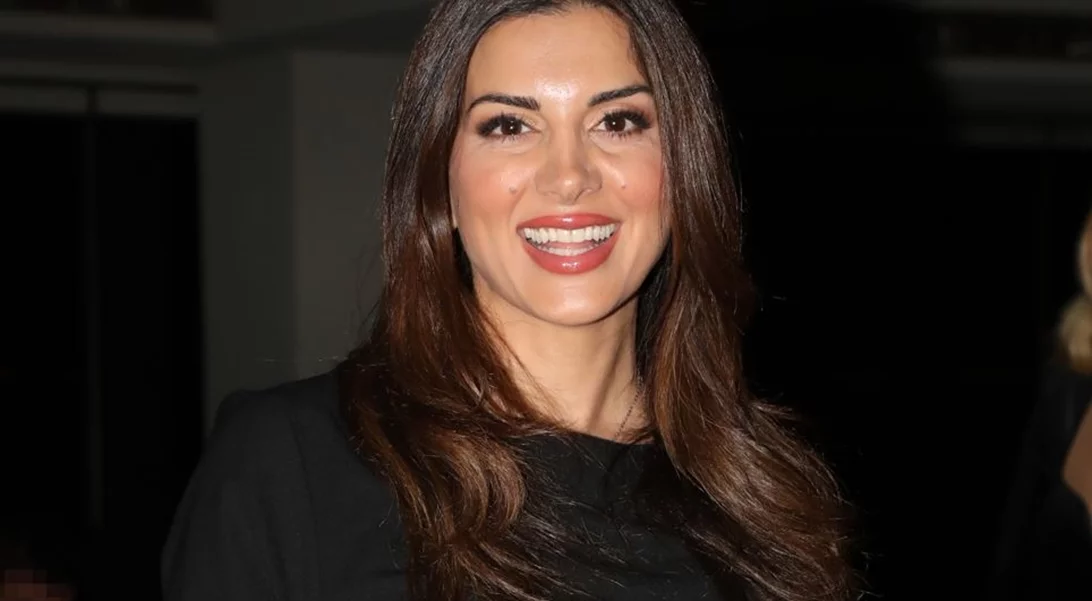 Σταματίνα Τσιμτσιλή | Βραδιά με τις φίλες της - Tα bold σκουλαρίκια της