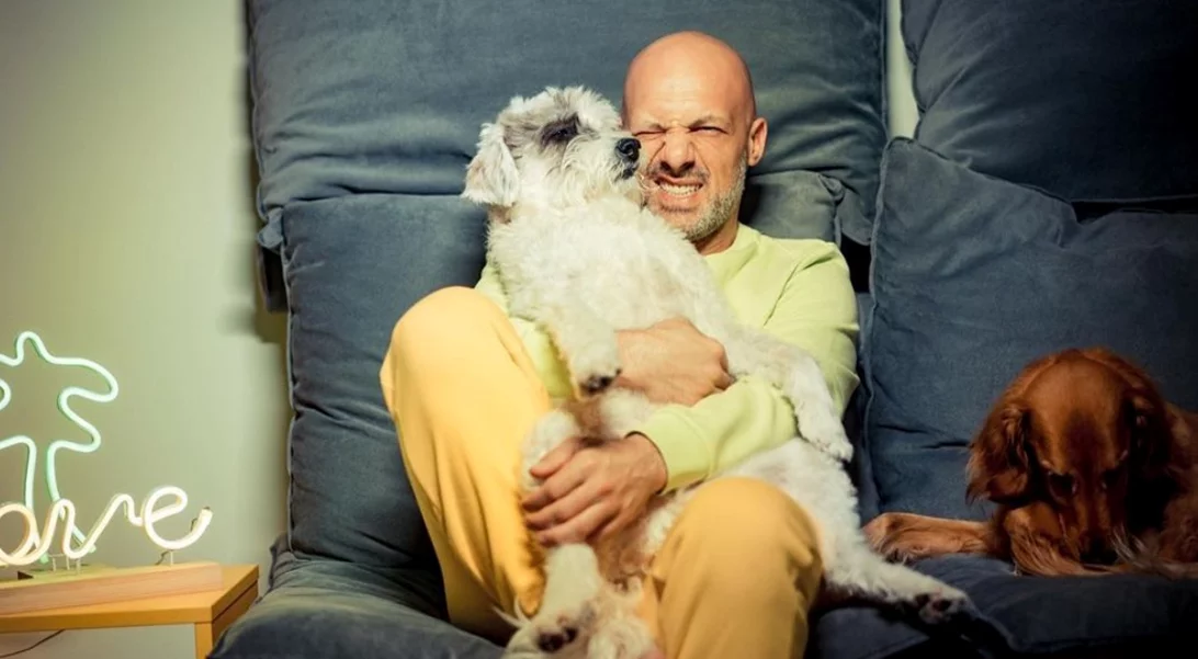 Νίκος Μουτσινάς | Σπάνια πλάνα από το πολύ μοντέρνο σπίτι του