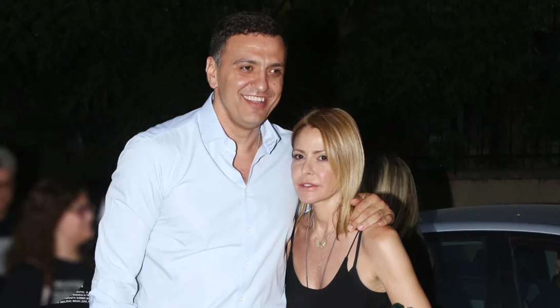 Βασίλης Κικίλιας | Αγκαλιά με την Τζένη Μπαλατσινού έξω από το εκλογικό κέντρο (φωτό)