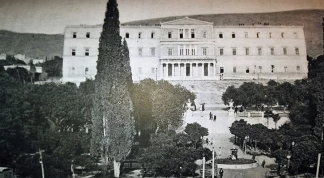 Ήθελαν να τα χτίσουν στον βράχο της Ακρόπολης | Η ιστορία των ανακτόρων που έγιναν η σημερινή Βουλή