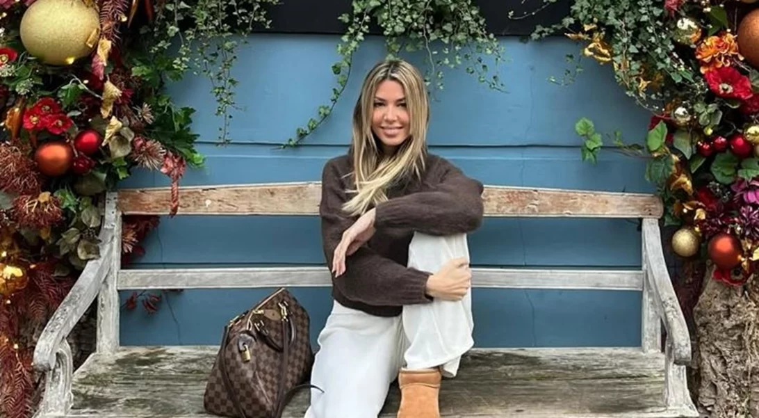 Αλεξάνδρα Νικολαΐδου | Ποζάρει στο μπάνιο του σπιτιού που μοιράζεται με τον Ντέμη Νικολαΐδη