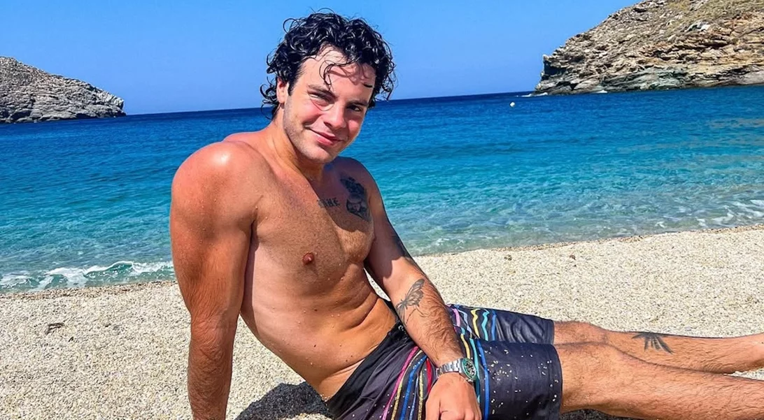 Με φόντο το απέραντο γαλάζιο | Ο Άγγελος Λάτσιος απολαμβάνει το ελληνικό καλοκαίρι σε μυστηριώδη τοποθεσία