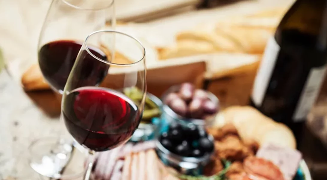 Μικρότερος ο κίνδυνος διαβήτη για όσους πίνουν κρασί με το φαγητό τους, σύμφωνα με αμερικανική έρευνα