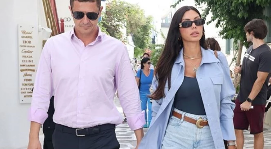 Αντώνης & Ιωάννα Σροίτερ  |  Φθινοπωρινή απόδραση στη Μύκονο - Με σουέντ clogs η σύζυγος του δημοσιογράφου