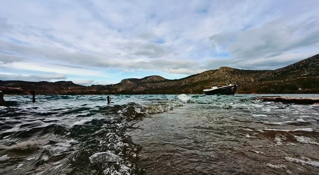 Τοπικές βροχές και παροδικές χιονοπτώσεις στα ορεινά - Πού θα σημειωθεί πτώση της θερμοκρασίας