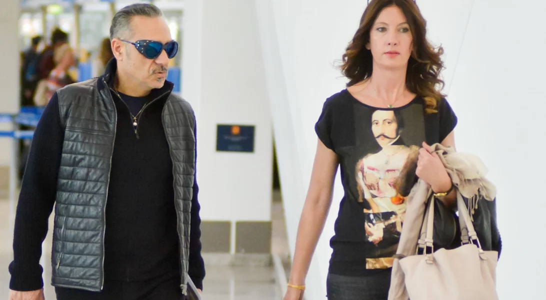 Κίλι Σφακιανάκη | Η άγνωστη μάχη με το Πάρκινσον και οι σπάνιες εμφανίσεις στο πλευρό του Νότη Σφακιανάκη