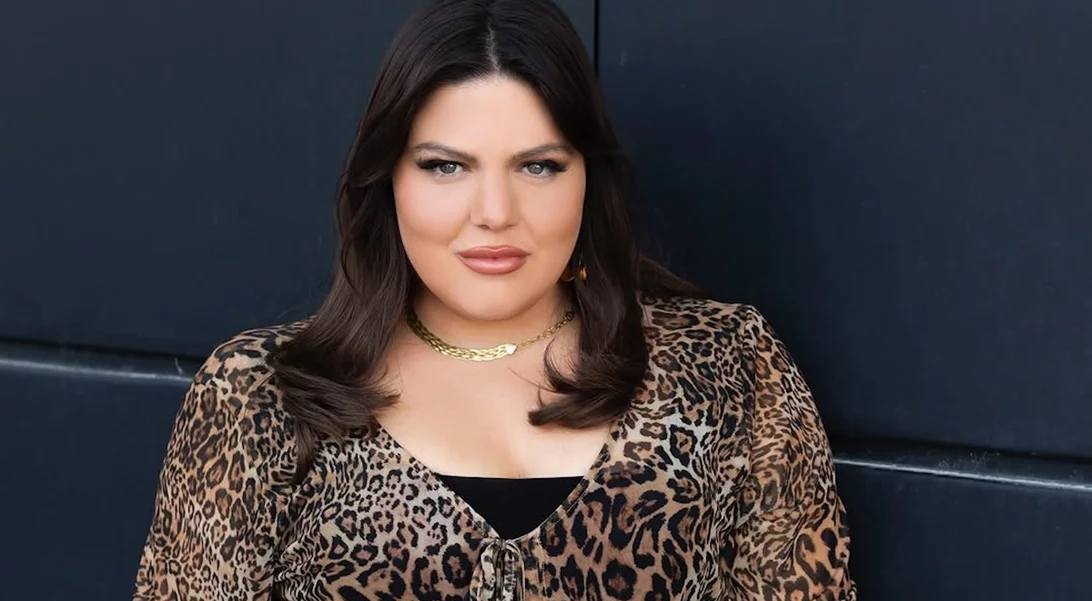 H Δανάη Μπάρκα με milky white nails | Το κομψό μανικιούρ της σεζόν