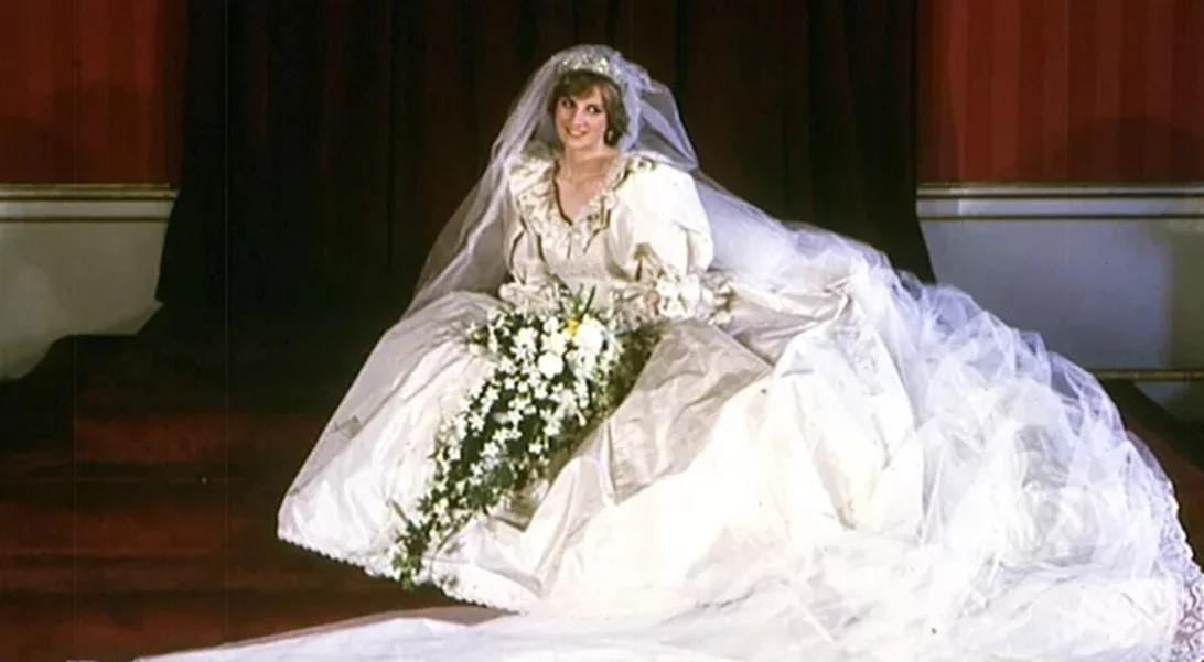 Diana | Tο γούρι που ζήτησε να κεντηθεί στο νυφικό της και κανείς δεν το είχε προσέξει μέχρι σήμερα